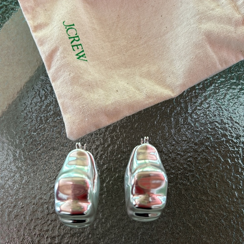 Lightweight sculpted hoop earrings - Picture 3 of 6